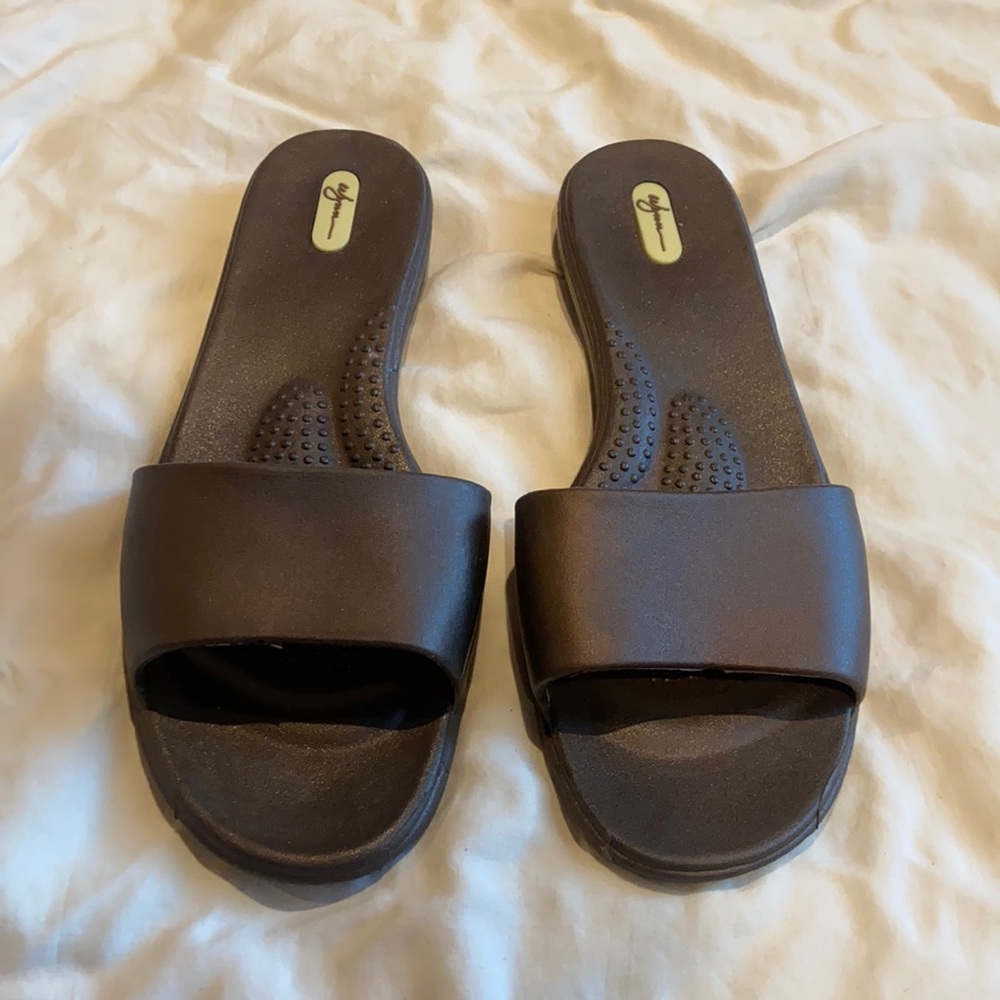 Oka b grace brown waterproof slippers sandals size Large (women’s 9.5 - 10.5)